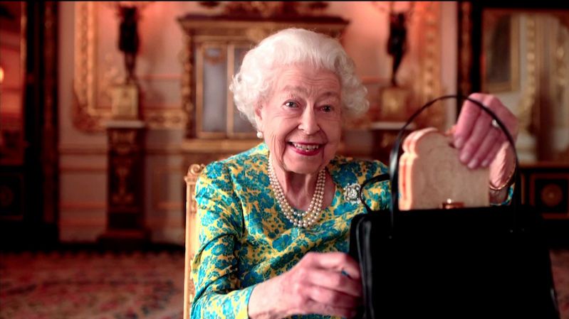 Královna Alžběta II. natočila vtipný skeč s medvídkem Paddingtonem